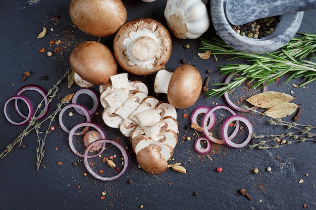 Champignons mit Rosmarin, Zwiebeln und Pfefferkörnern.