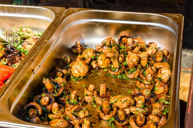 Champignons preparados em uma churrasqueira em bandeja de metal