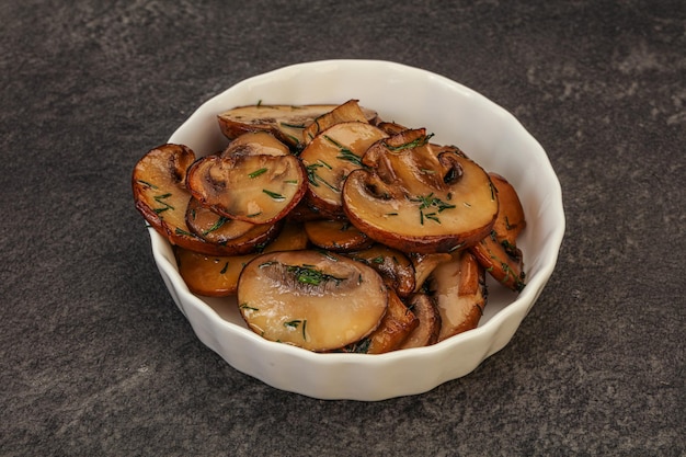 Champiñón asado con hierbas y especias