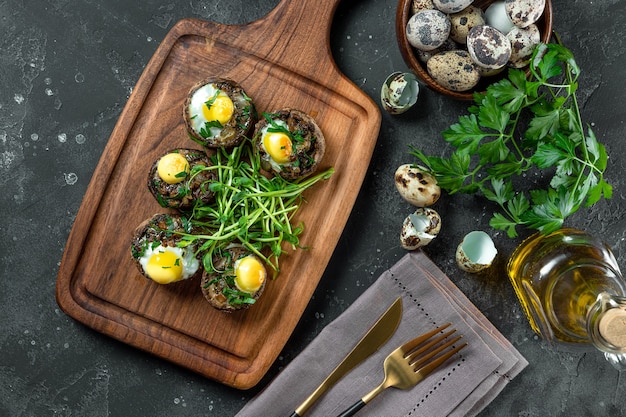 Champiñones al horno con huevos de codorniz y guarnición microverde en una vista superior de la tabla de cortar de madera