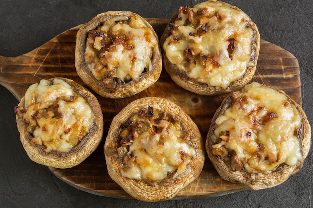 Champiñones al horno con queso y cebolla