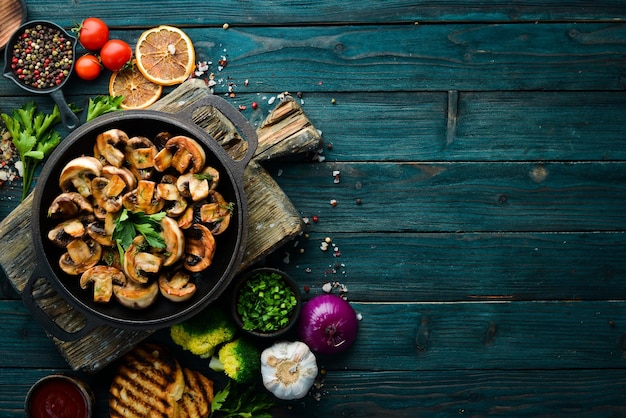 Champiñones al horno en una sartén Champiñones Vista superior Espacio libre para el texto