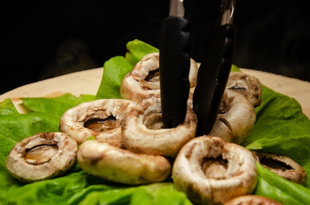 Champiñones asados servidos en una ensalada verde