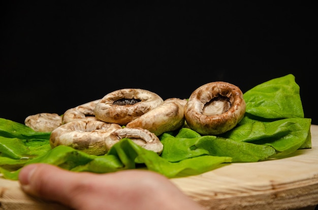 Champiñones asados servidos en una ensalada verde