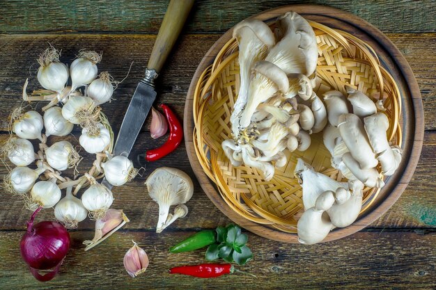 Champiñones en composición con ingredientes alimenticios en un fondo viejo