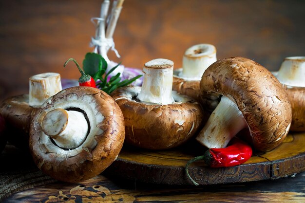 Foto champiñones en composición con ingredientes alimenticios en un fondo viejo