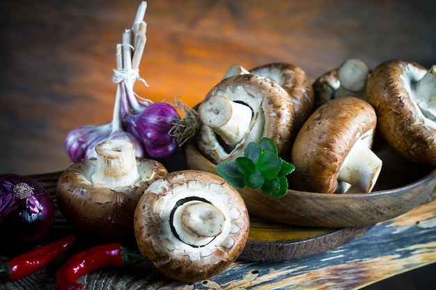 Foto champiñones en composición con ingredientes alimenticios en un fondo viejo