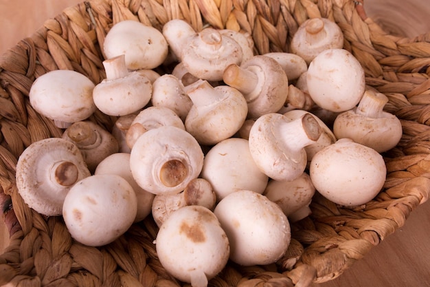 Champiñones crudos en una cesta