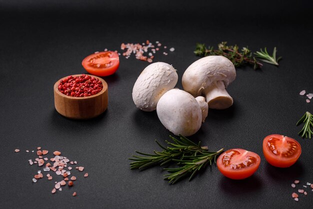 Champiñones crudos frescos en una tabla de cortar de madera con especias