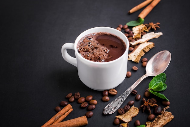 champiñones frescos y granos de café en la oscuridad