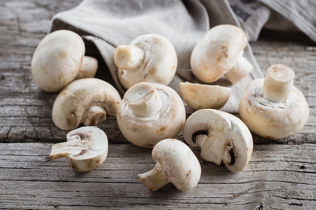 Champiñones frescos de las setas en un fondo de madera. Cosecha de Otoño Comida Vegetariana Vegetal