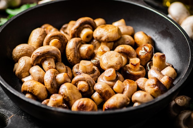 Champiñones fritos caseros en una sartén