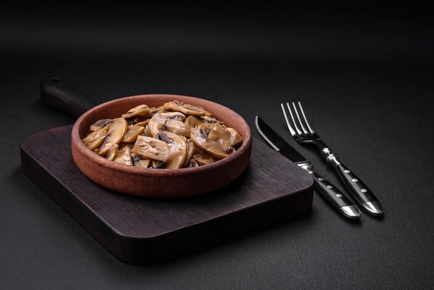 Champiñones fritos o guisados en forma de rodajas con cebolla