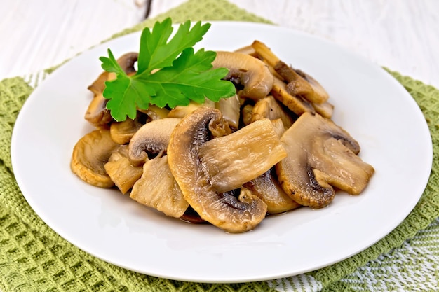 Champiñones fritos en plato sobre tablero ligero