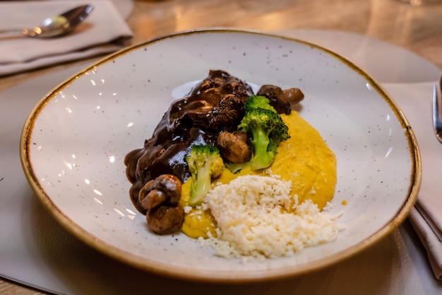 Champiñones guisados con brócoli y queso en un plato