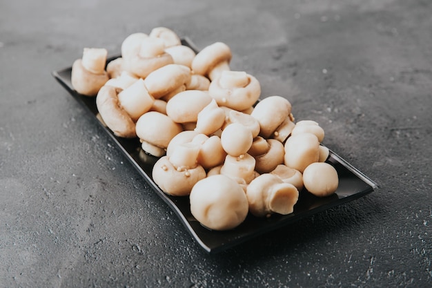 Foto champiñones marinados en bol listos para comer