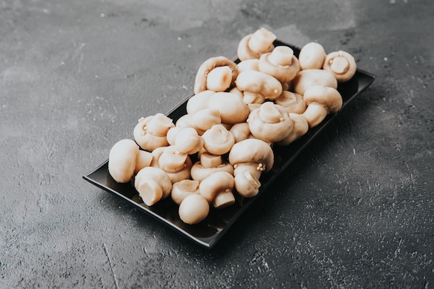 Foto champiñones marinados en bol listos para comer