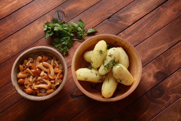 Champiñones marinados y patatas hervidas