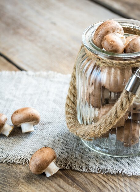 Champiñones marrones en la superficie de madera