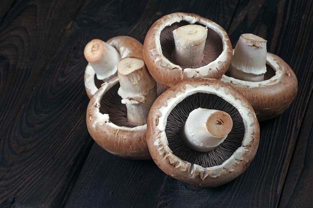 Champiñones en una mesa de madera con un fondo de madera