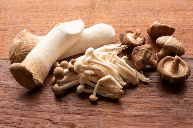 Champiñones orgánicos mezclados en mesa de madera