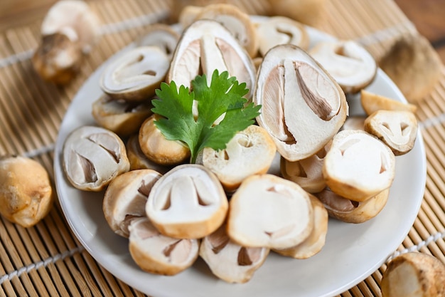 Champiñones de paja en plato blanco rebanada de champiñones frescos para cocinar alimentos