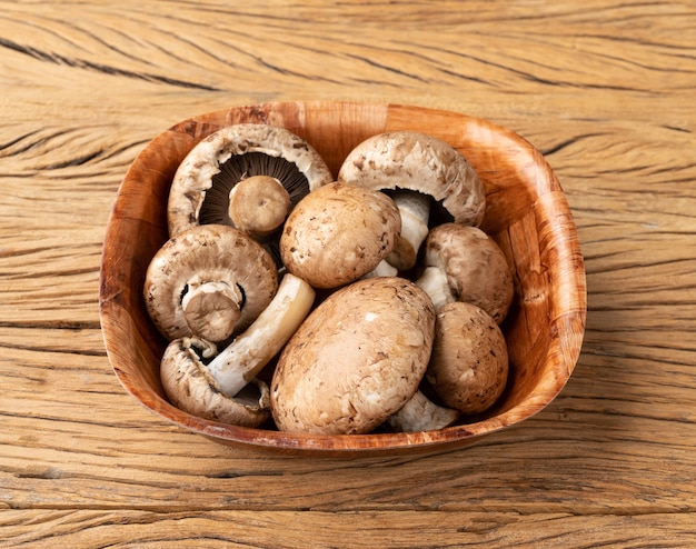 Champiñones portobello en un bol sobre una mesa de madera