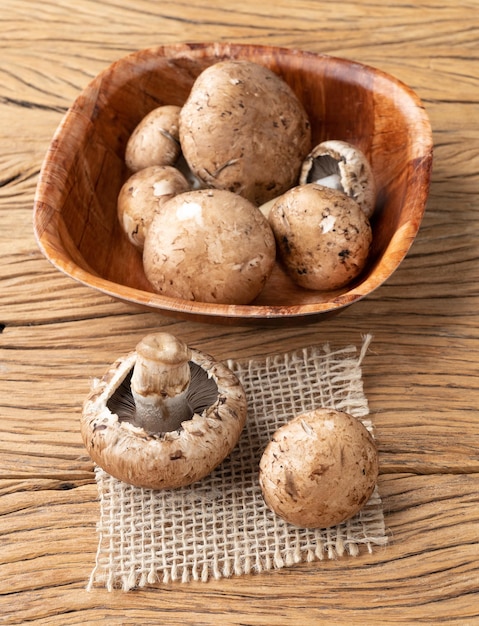 Champiñones portobello en un bol sobre una mesa de madera