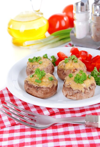 Champiñones rellenos en un plato en el primer plano de la mesa