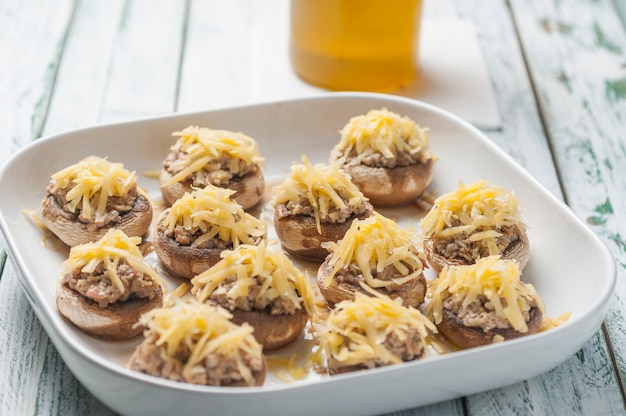 Champiñones rellenos de queso al horno