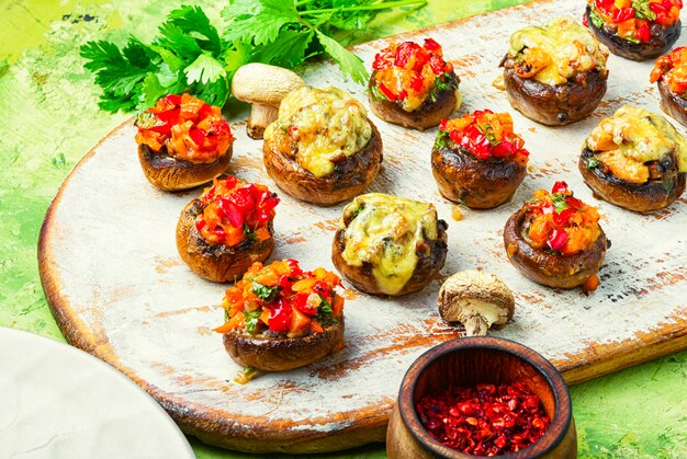 Foto champiñones rellenos de verduras