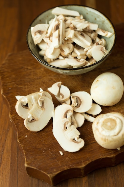 Champiñones setas en la mesa de madera. Enfoque selectivo