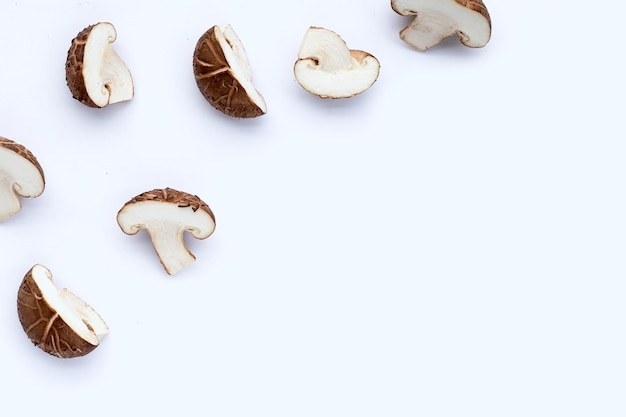 Champiñones shiitake frescos en blanco