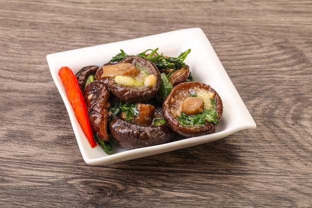 Champiñones shiitake marinados con hierbas