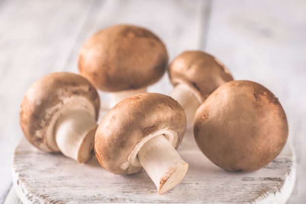 Champiñones en la tabla de madera