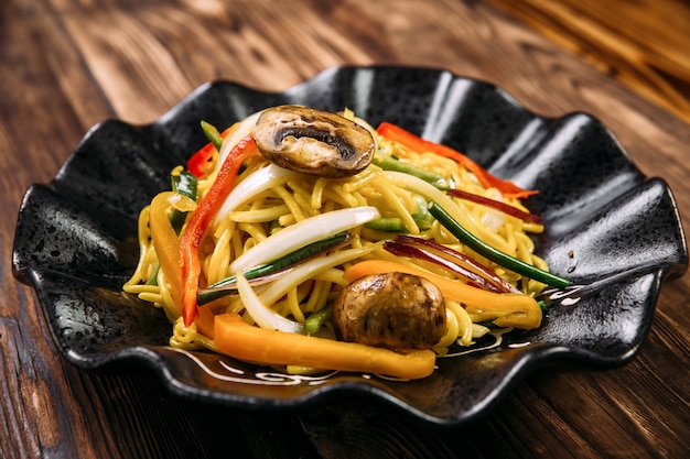 Champiñones y verduras fideos udon wok