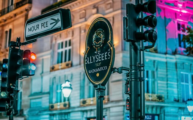 Champs-Élysées-Boulevard-Zeichen bei Nacht mit Ampeln