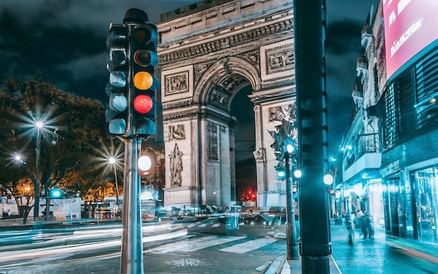 Champs-Élysées-Boulevard-Zeichen bei Nacht mit Ampeln