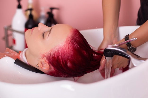 Champú lavado de cabello rosado femenino