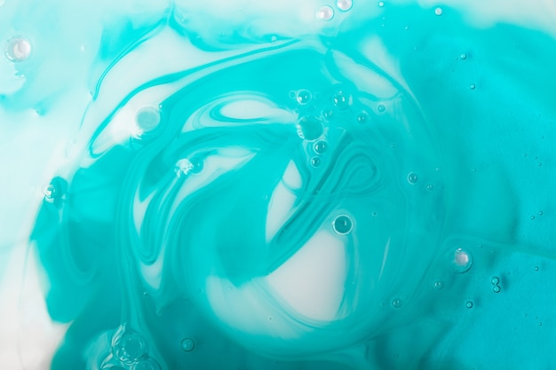 Champú líquido azul y blanco o gel cosmético Fondo cosmético abstracto.