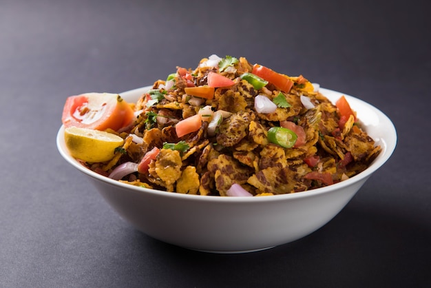 Chana chor jor garam - Indischer würziger Chat oder Snack am Straßenrand, serviert in einem Teller oder einer Schüssel auf buntem oder hölzernem Hintergrund. Selektiver Fokus