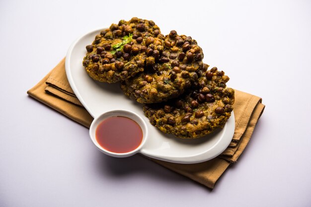 Chana Dal Bhabra o Babra servido con salsa de tomate, comida popular de Bihar o Bhojpur de la India