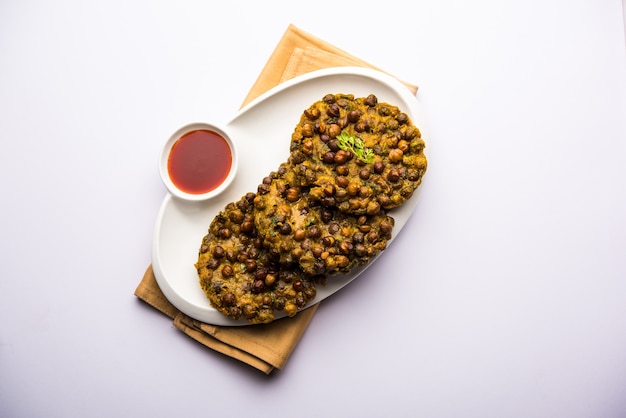 Chana Dal Bhabra o Babra servido con salsa de tomate, comida popular de Bihar o Bhojpur de la India