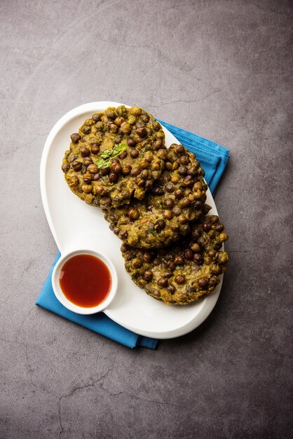 Chana Dal Bhabra oder Babra serviert mit Tomatenketchup, beliebtes Essen aus Bihar oder Bhojpur in Indien