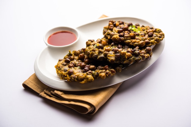 Chana Dal Bhabra oder Babra serviert mit Tomatenketchup, beliebtes Essen aus Bihar oder Bhojpur in Indien