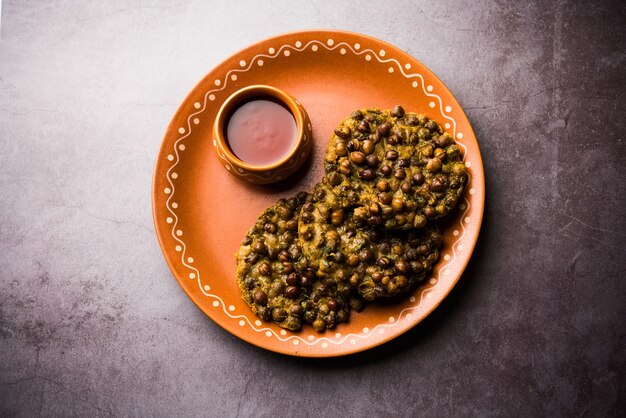 Chana Dal Bhabra oder Babra serviert mit Tomatenketchup, beliebtes Essen aus Bihar oder Bhojpur in Indien