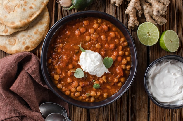 Chana Masala Curry de grão-de-bico picante servido com chapatis