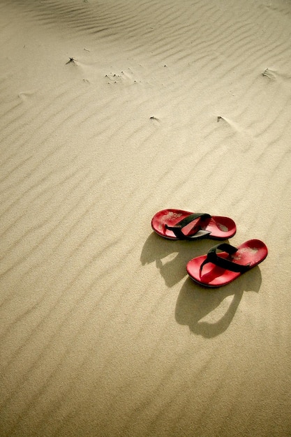 Chanclas en la arena