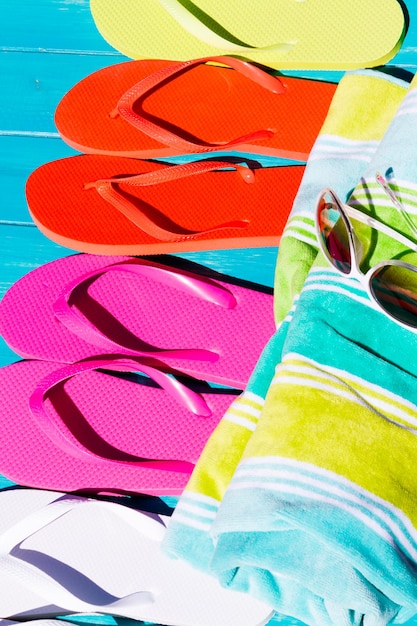 Chanclas de colores junto a una piscina.