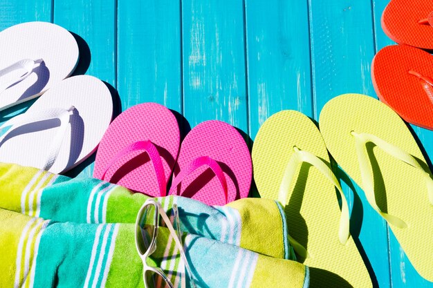 Chanclas de colores junto a una piscina.